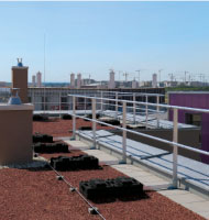 Aluminium guardrail for flat roofs without public access