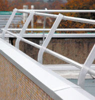 Aluminium safety guardrail for flat roofs without public access